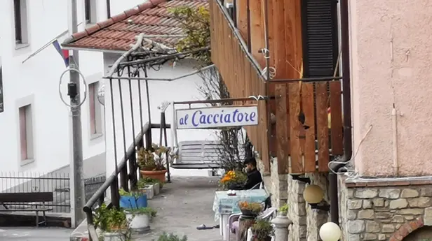 L’albergo che ospitava il centro di accoglienza a Collio - © www.giornaledibrescia.it