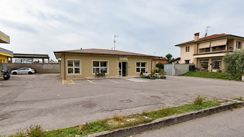 Il bar di Orzinuovi in cui è stata aggredita la donna - Foto da Google Street View
