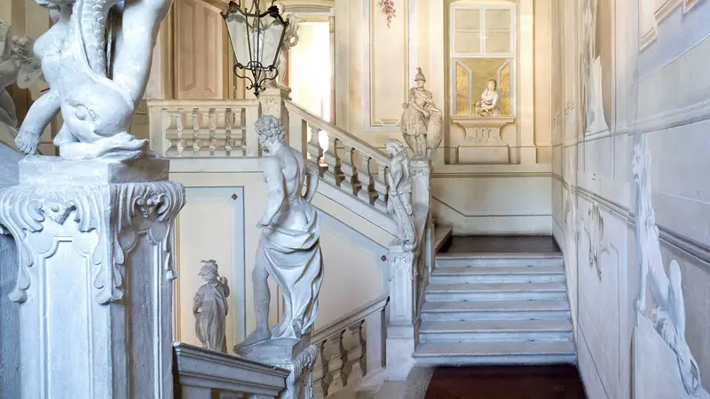 Lo scalone d'onore del palazzo (dal sito ufficiale)