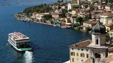 La suggestiva immagine di un battello sul lago di Garda