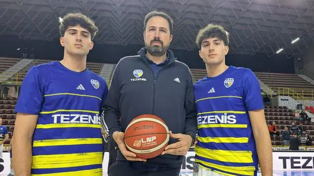 I gemelli Frosini in maglia Scaligera insieme al padre Alessandro © www.giornaledibrescia.it