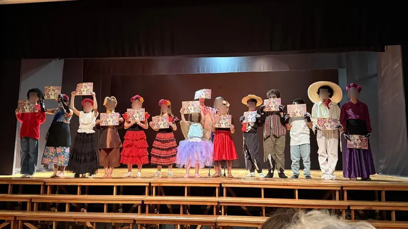 Uno degli spettacoli messi in scena a scuola