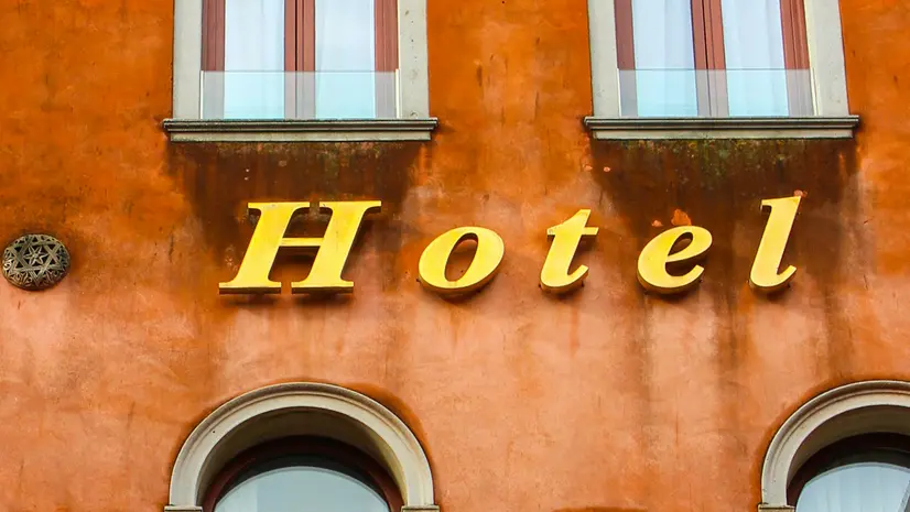 L'insegna di un hotel, immagine simbolica