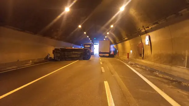 L'incidente in galleria con il mezzo ribaltato