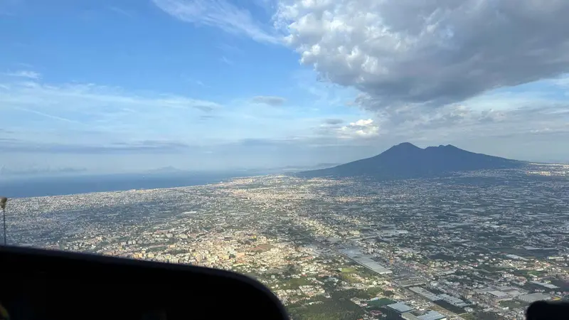 Il Vesuvio visto dall'elicottero pilotato da Alberto Guerini - © www.giornaledibrescia.it
