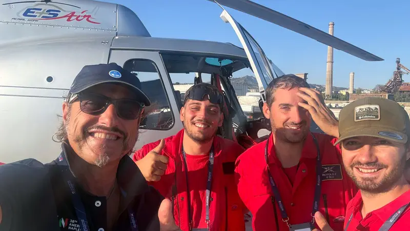 Con il team prima di mettersi in volo - © www.giornaledibrescia.it