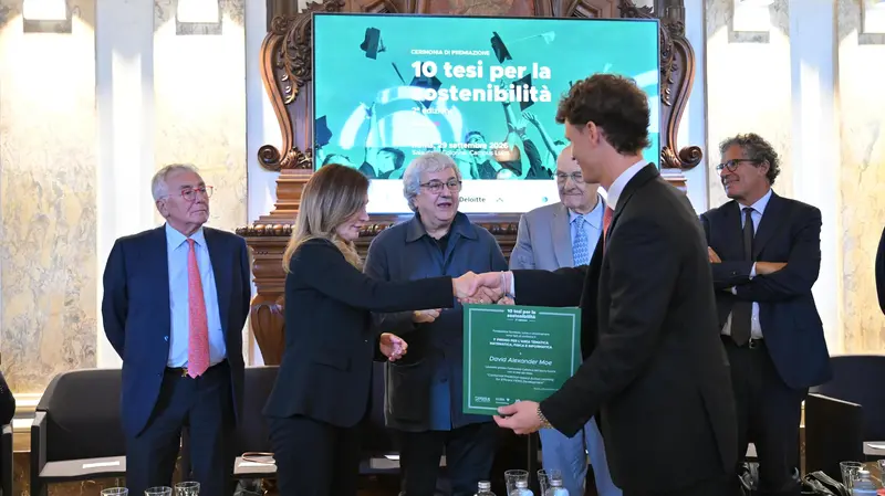 David riceve le congratulazioni per il premio