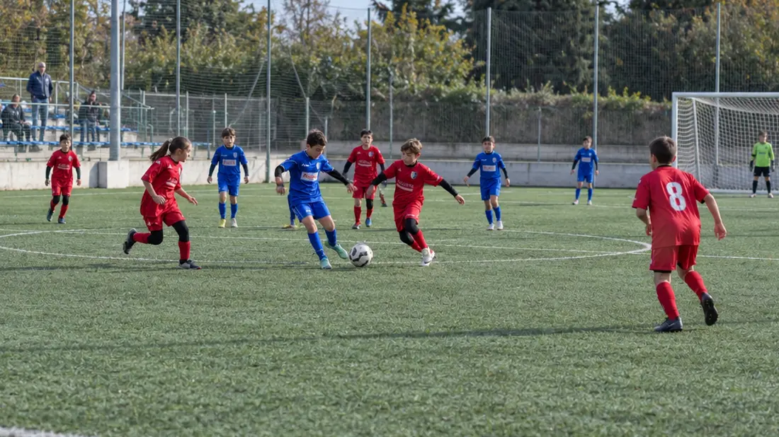 Una partita di calcio tra bambini