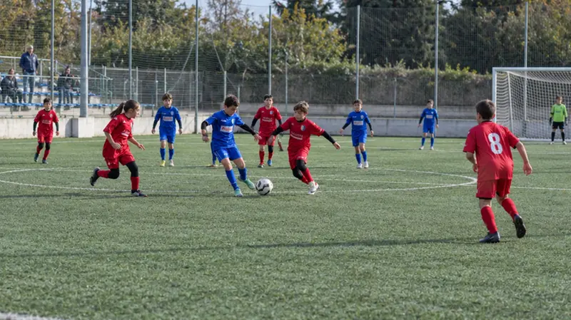 Una partita di calcio tra bambini