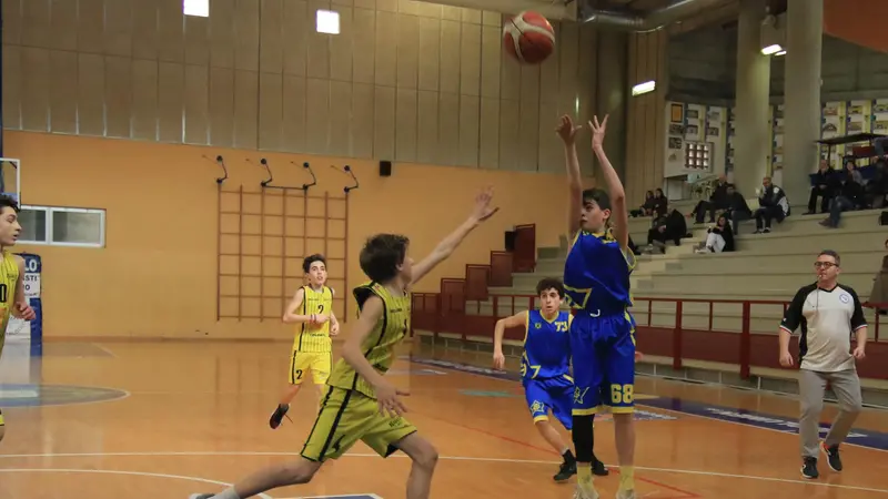 Un match di basket tra Under 14 (dall'archivio) - Foto New Reporter © www.giornaledibrescia.it