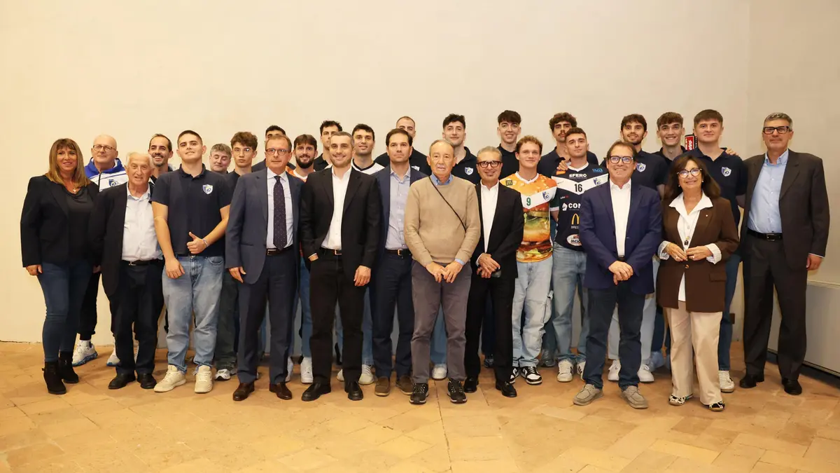 Giocatori, staff tecnico dirigenti della Consoli con gli ospiti presenti alla presentazione - Foto ufficio stampa Consoli Atlantide Brescia