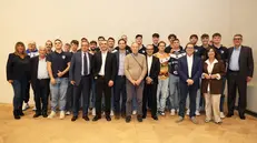 Giocatori, staff tecnico dirigenti della Consoli con gli ospiti presenti alla presentazione - Foto ufficio stampa Consoli Atlantide Brescia