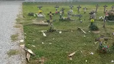 Le croci divelte nel cimitero di Carpenedolo