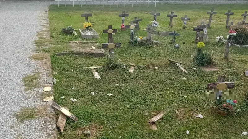 Le croci divelte nel cimitero di Carpenedolo