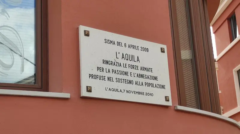 La targa commemorativa in centro a L'Aquila