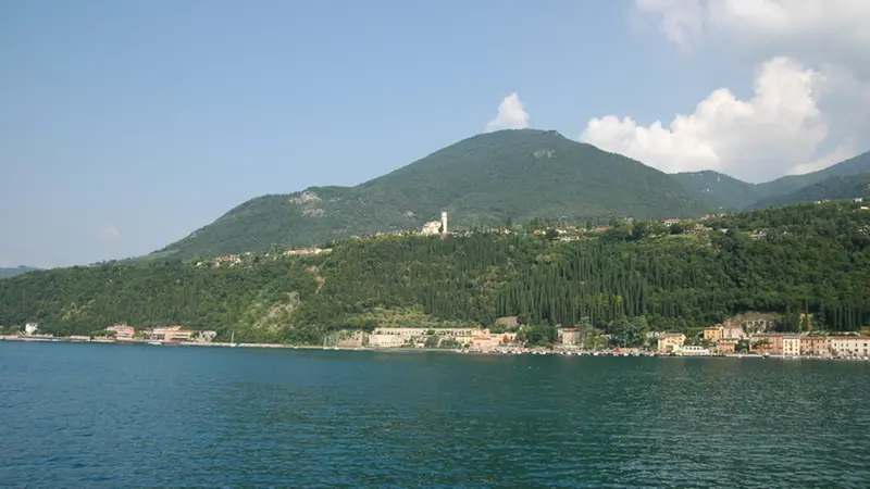 Cipressi affacciati sul golfo di Maderno