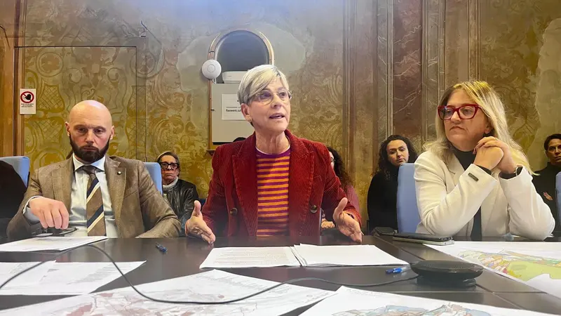 Da sinistra, il dg del Comune Marco Baccaglioni, la sindaca Laura Castelletti e l'assessora Michela Tiboni - © www.giornaledibrescia.it