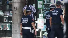 Agenti di polizia locale durante un controllo appiedato