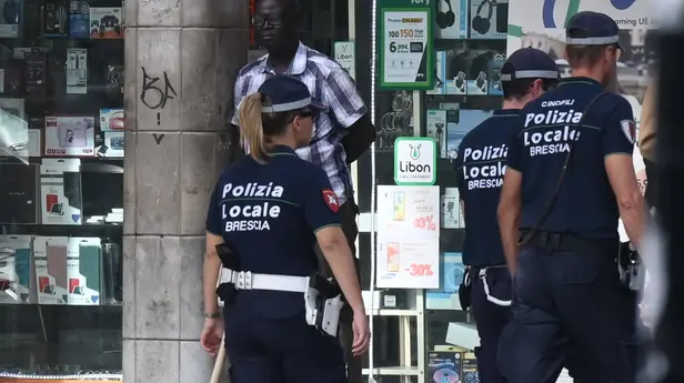 Agenti di polizia locale durante un controllo appiedato
