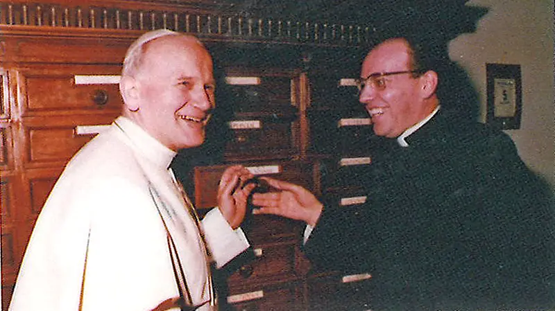 In Segreteria di Stato, papa Wojtyla con l’allora mons. Re nel 1979