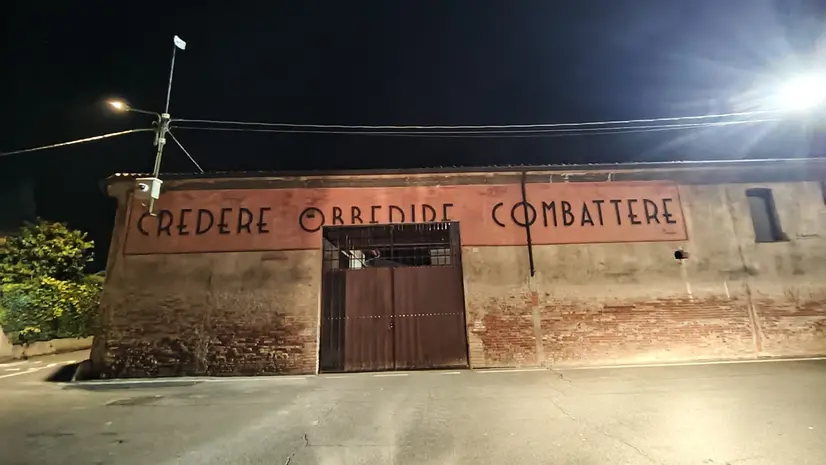 Fa discutere il restauro del motto fascista
