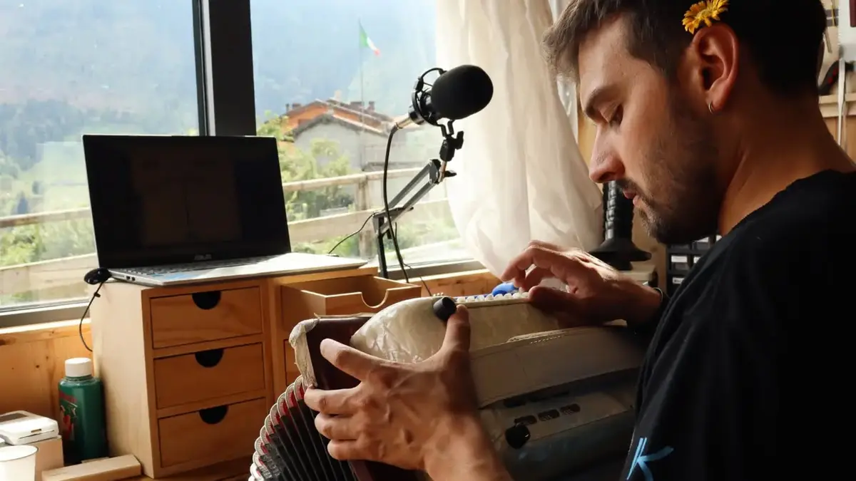 Mattia Ducoli nel suo laboratorio affacciato sui monti