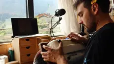 Mattia Ducoli nel suo laboratorio affacciato sui monti