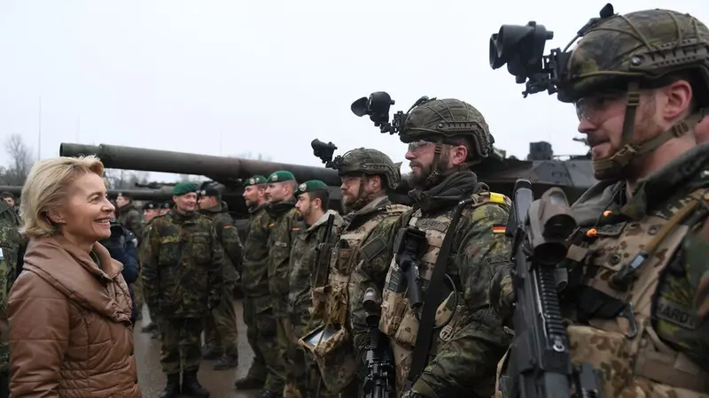 Von der Leyen con i militari della Bundeswehr - Foto Ansa © www.giornaledibrescia.it
