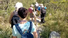 Escursionisti sul sentiero del Carso bresciano