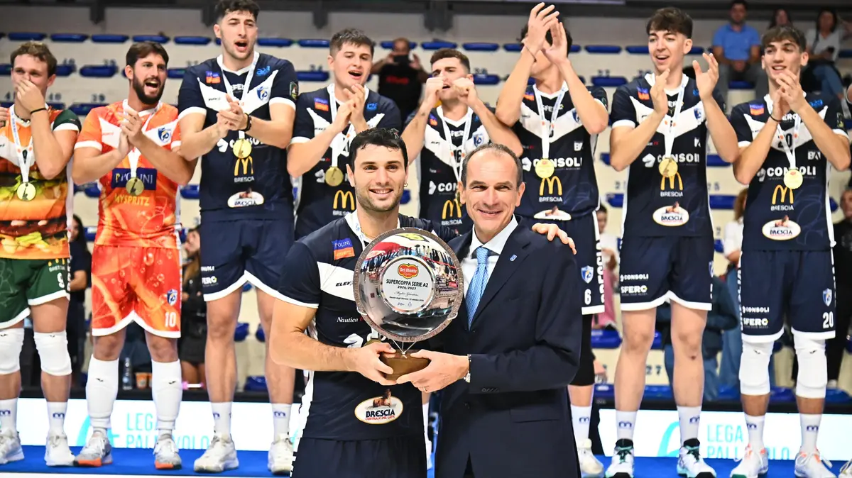 Manuele Lucconi alza la Supercoppa Italiana di A2 - Foto Lega Volley