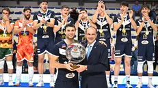 Manuele Lucconi alza la Supercoppa Italiana di A2 - Foto Lega Volley