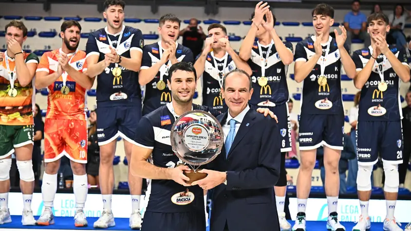 Manuele Lucconi alza la Supercoppa Italiana di A2 - Foto Lega Volley