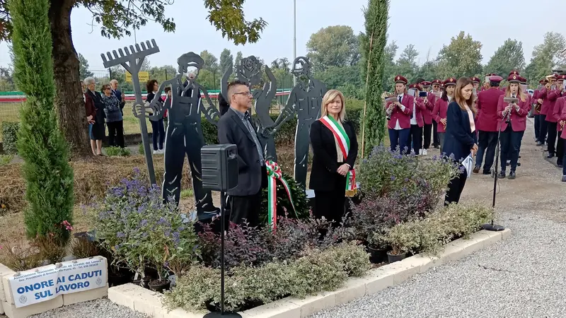 Un momento della cerimonia di inaugurazione del monumento a Pavone Mella