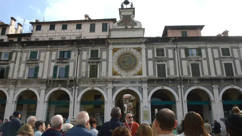 Tutti col naso in su per guardare i Macc de le ure ascoltando la storia di Tòne e Batista