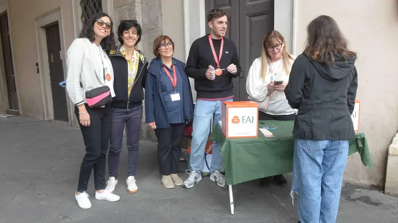 Infaticabili e disponibili: un gruppetto di volontari del Fai