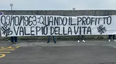 Lo striscione che è stato fatto rimuovere
