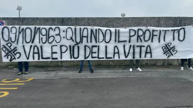Lo striscione che è stato fatto rimuovere