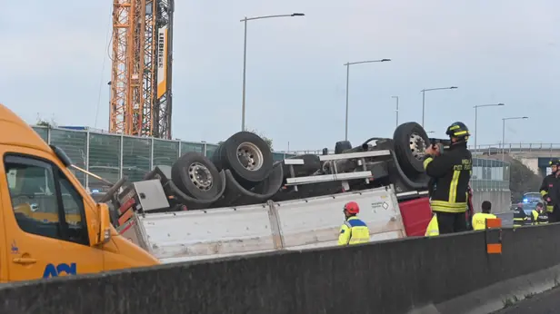 Incidente in A4, il camion ribaltato sulla carreggiata