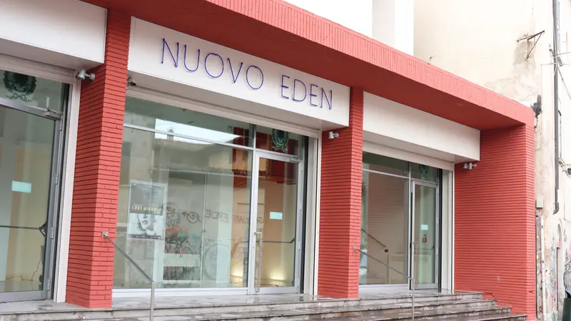L'ingresso del cinema Nuovo Eden in via Nino Bixio