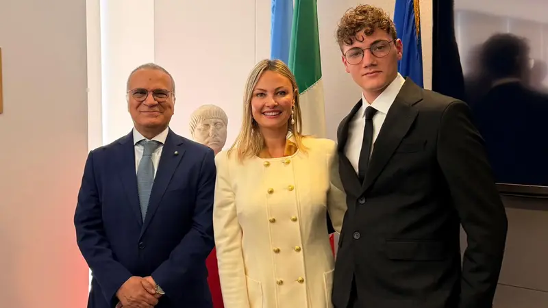 Simona Tironi con l’ambasciatore Marrapodi e Mattia Carra