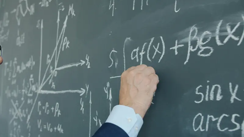 Una lavagna piena di calcoli matematici