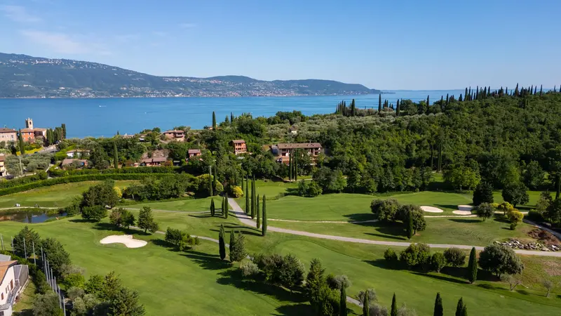 Il golf: sport per tutti o solo per ricchi? Qui una veduta del campo di Bogliaco