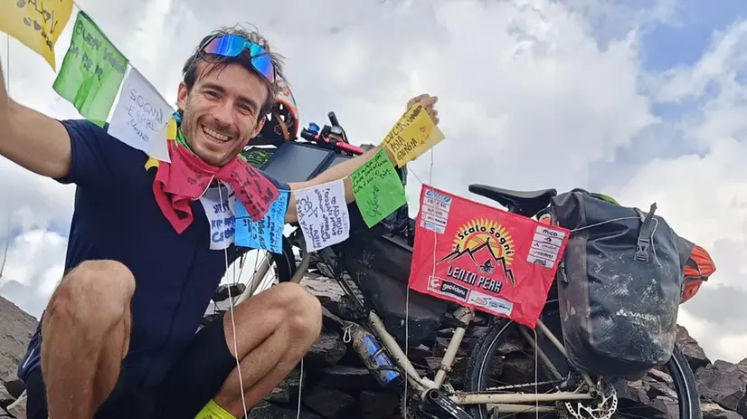 Ettore Campana con le bandierine dei ragazzi verso il Lenin Peak