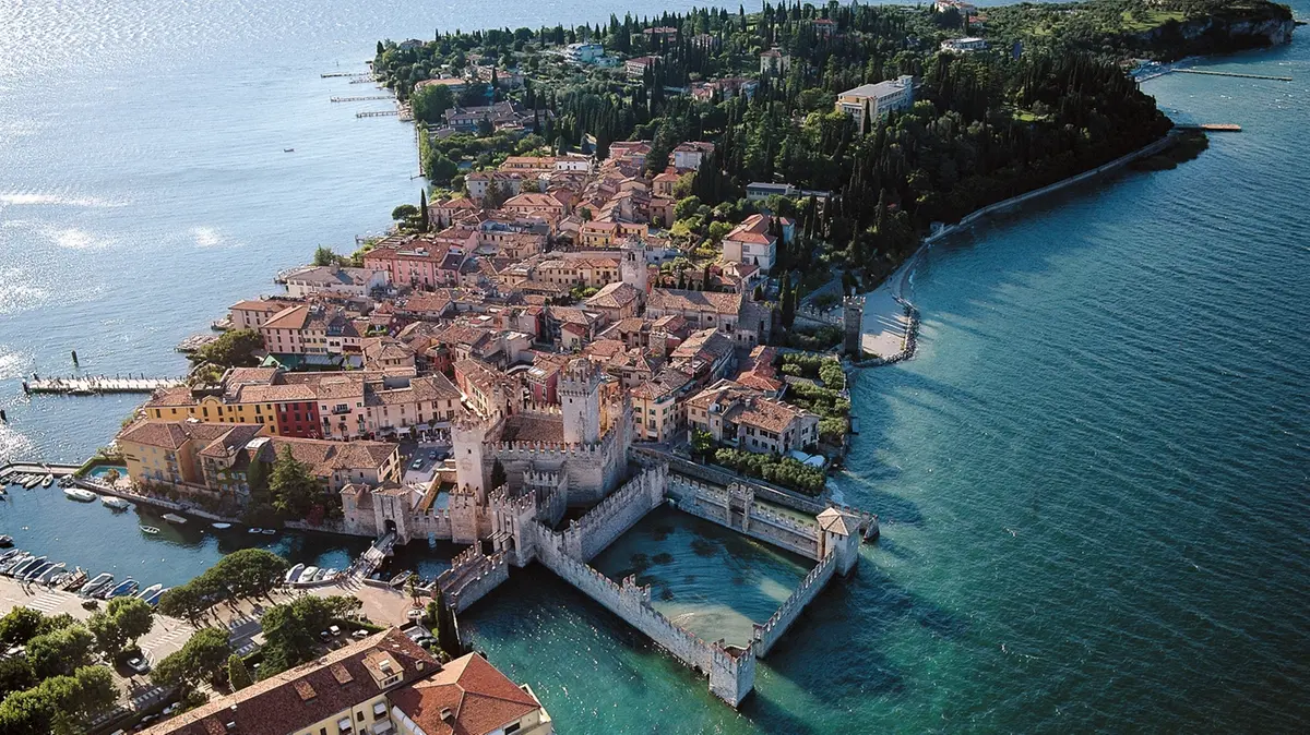 Una veduta di Sirmione: qui più della metà della case non sono occupate