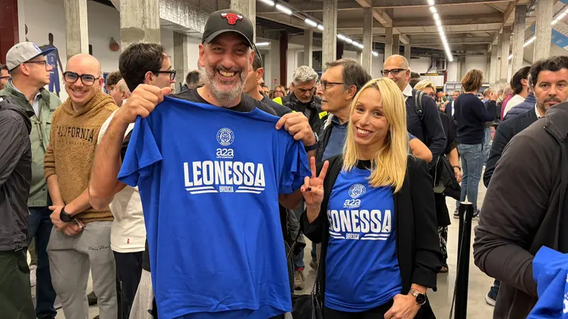 I tifosi dell'A2A Leonessa Brescia con la maglietta omaggio - © www.giornaledibrescia.it