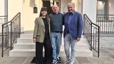 Il sindaco Aristide Peli tra i conduttori Elisabetta Del Medico e Marco Recalcati - © www.giornaledibrescia.it