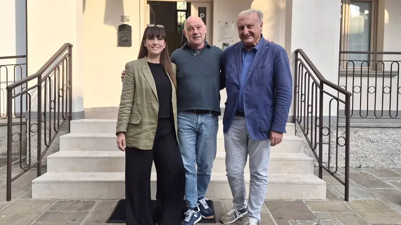Il sindaco Aristide Peli tra i conduttori Elisabetta Del Medico e Marco Recalcati - © www.giornaledibrescia.it