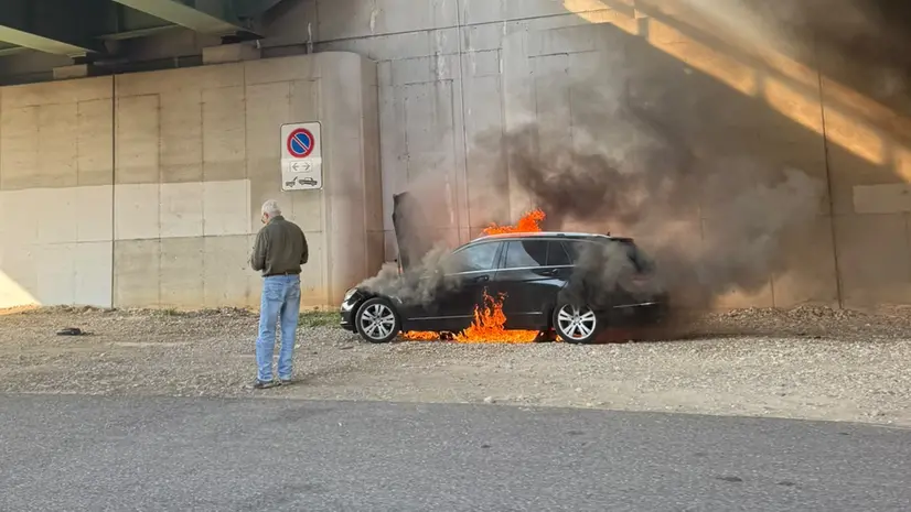 L'auto in fiamme lungo la Brebemi - © www.giornaledibrescia.it