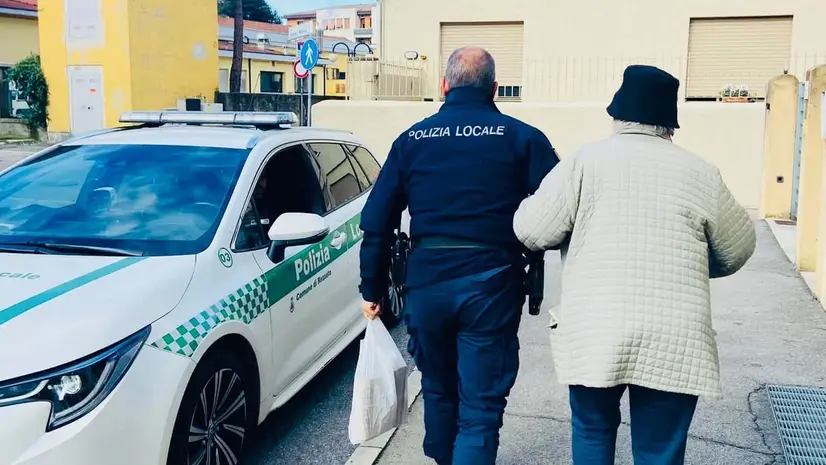 La Polizia locale di Rezzato con una persona anziana
