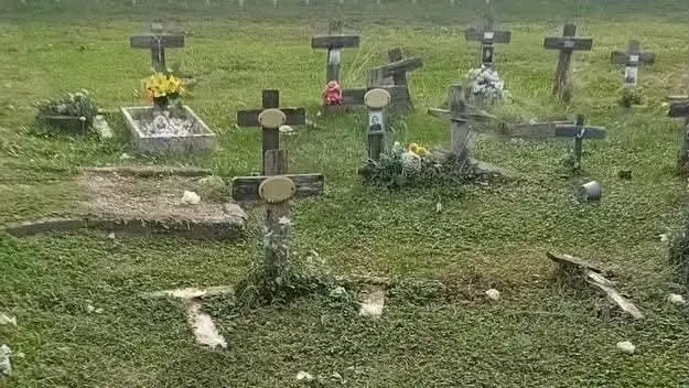 Vandali o incuria? Scontro politico sulle croci danneggiate a ...